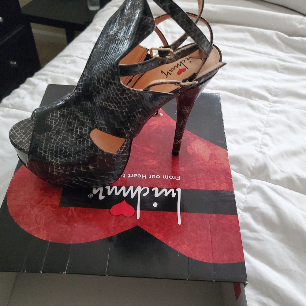 Shoes - Picture 4 of 4